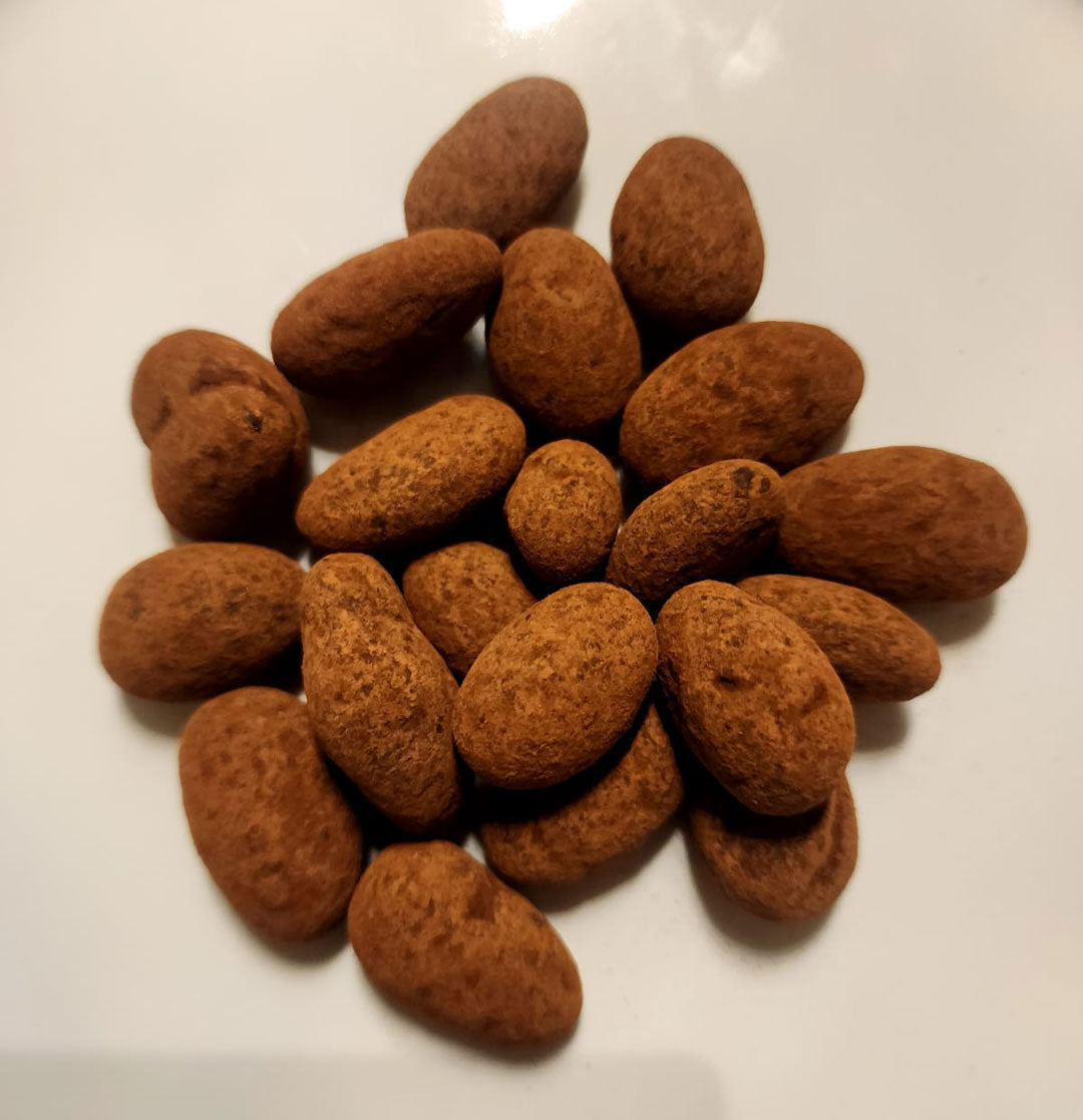 Almendra cubierta de chocolate sin azúcar y cocoa