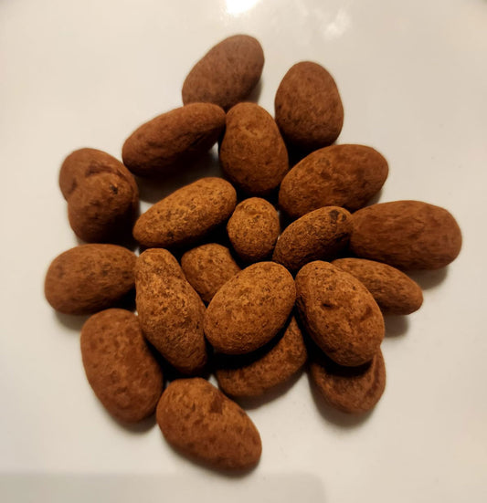 Almendra cubierta de chocolate sin azúcar y cocoa